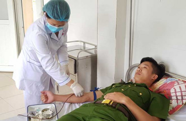 Chiến sĩ Công an kịp thời hiến máu cứu thiếu phụ