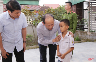 Lãnh đạo Hà Tĩnh thăm hỏi gia đình nạn nhân tử vong do tai nạn giao thông