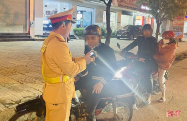 Lập chốt, tuần tra lưu động kiểm tra nồng độ cồn trong đêm tại TP Hà Tĩnh