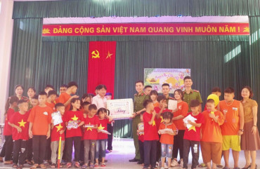 Đoàn thanh niên Công an TP Hà Tĩnh quyên sách từ thiện cho các em nhỏ ở Làng trẻ SOS Hà Tĩnh