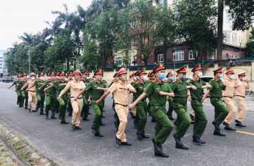 Tập luyện diễu binh phục vụ kỷ niệm 15 năm thành lập thành phố Hà Tĩnh