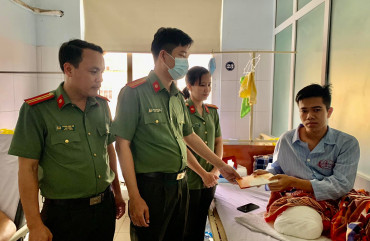 Lãnh đạo Công An thành phố Hà Tĩnh thăm hỏi và tặng quà cán bộ chiến sĩ có hoàn cảnh khó khăn