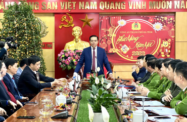 Chủ tịch UBND tỉnh Hà Tĩnh đến thăm và làm việc với Công an thành phố Hà Tĩnh