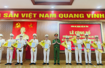 Công an Thành phố Hà Tĩnh công bố quyết định thăng cấp bậc hàm, nâng bậc lương năm 2023
