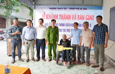 Công an TP Hà Tĩnh phối hợp với UBND phường Thạch Quý bàn giao nhà ở cho hộ gia đình chính sách