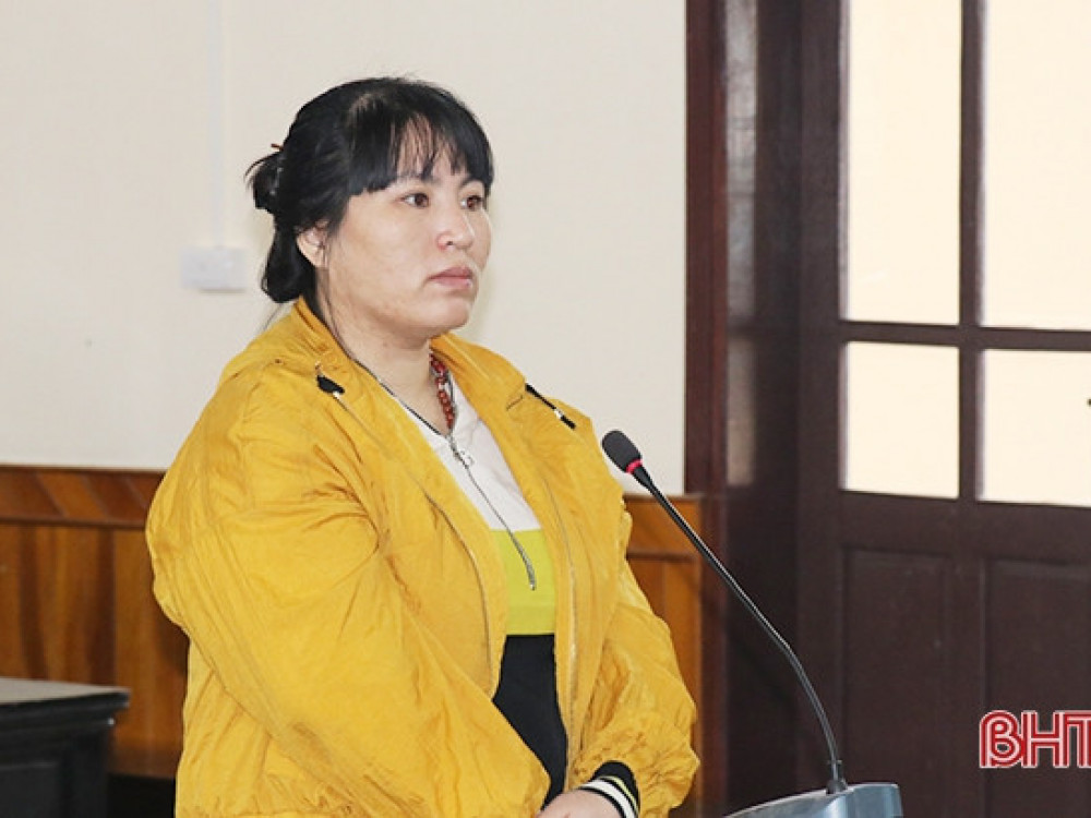 Trần Thị Hoa trong phiên xử sơ thẩm vào sáng 23/12/2020 về tội “Tổ chức, môi giới cho người khác trốn đi nước ngoài hoặc ở lại nước ngoài trái phép”.