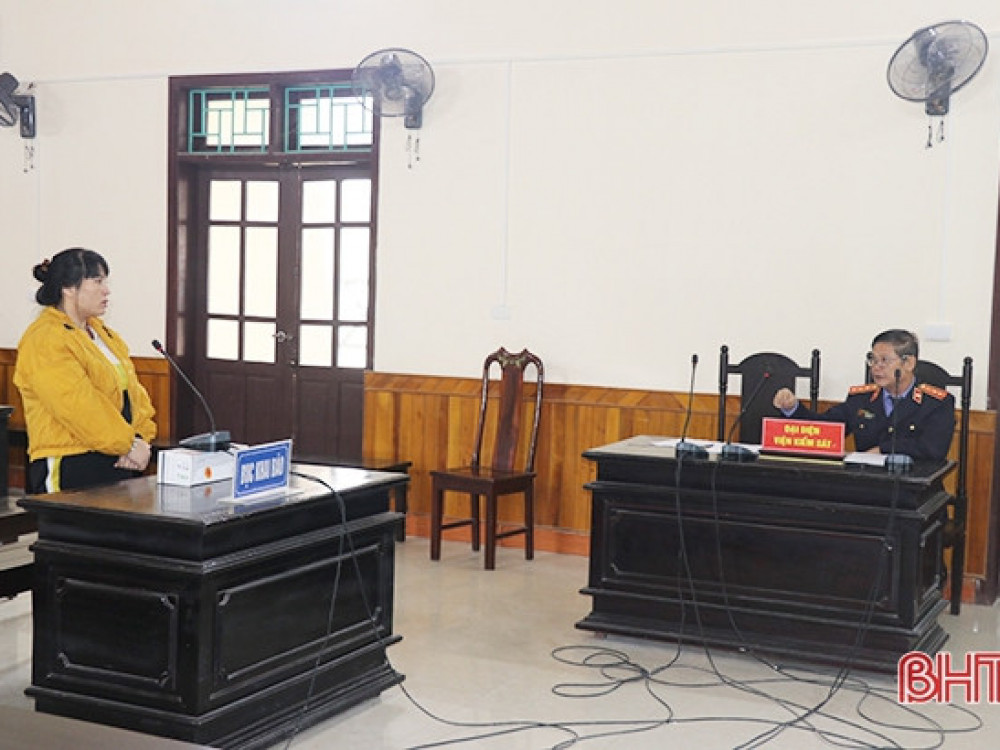 Đại diện Viện kiểm sát yêu cầu Trần Thị Hoa làm rõ một số tình tiết của vụ án.