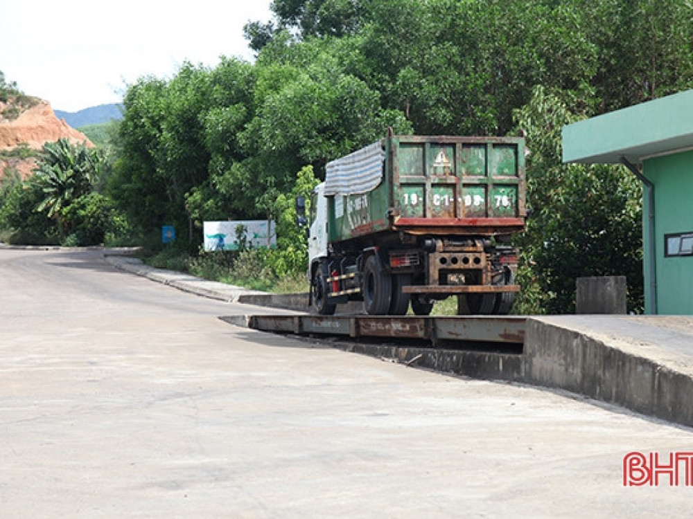 Xe vận chuyển chất thải từ các đơn vị về nơi xử lý của Công ty TNHH MTV chế biến rác thải sinh hoạt Hoành Sơn.